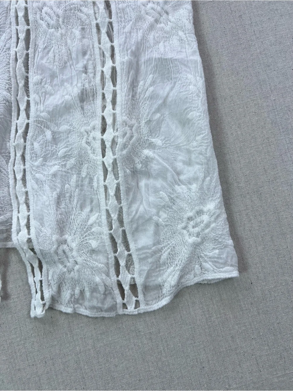 Women’s White Lace Delicate Feminine Whimsical Crochet Vest - M